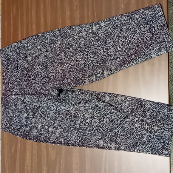 Dockers Patterned Capris Size 8 - Picture 2 of 4
